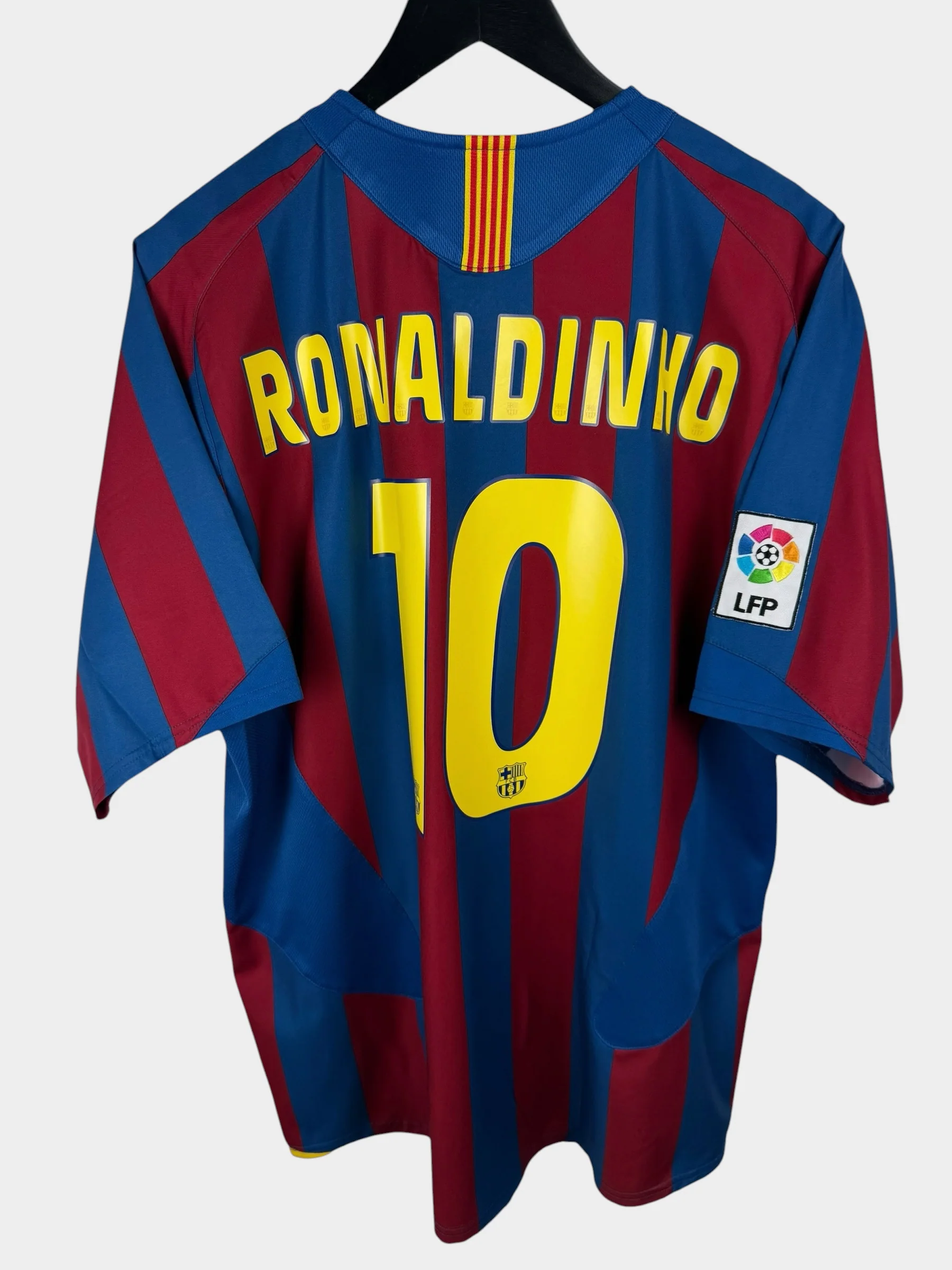 2005-06 BARCELONA HOME SHIRT RONALDINHO #10 L