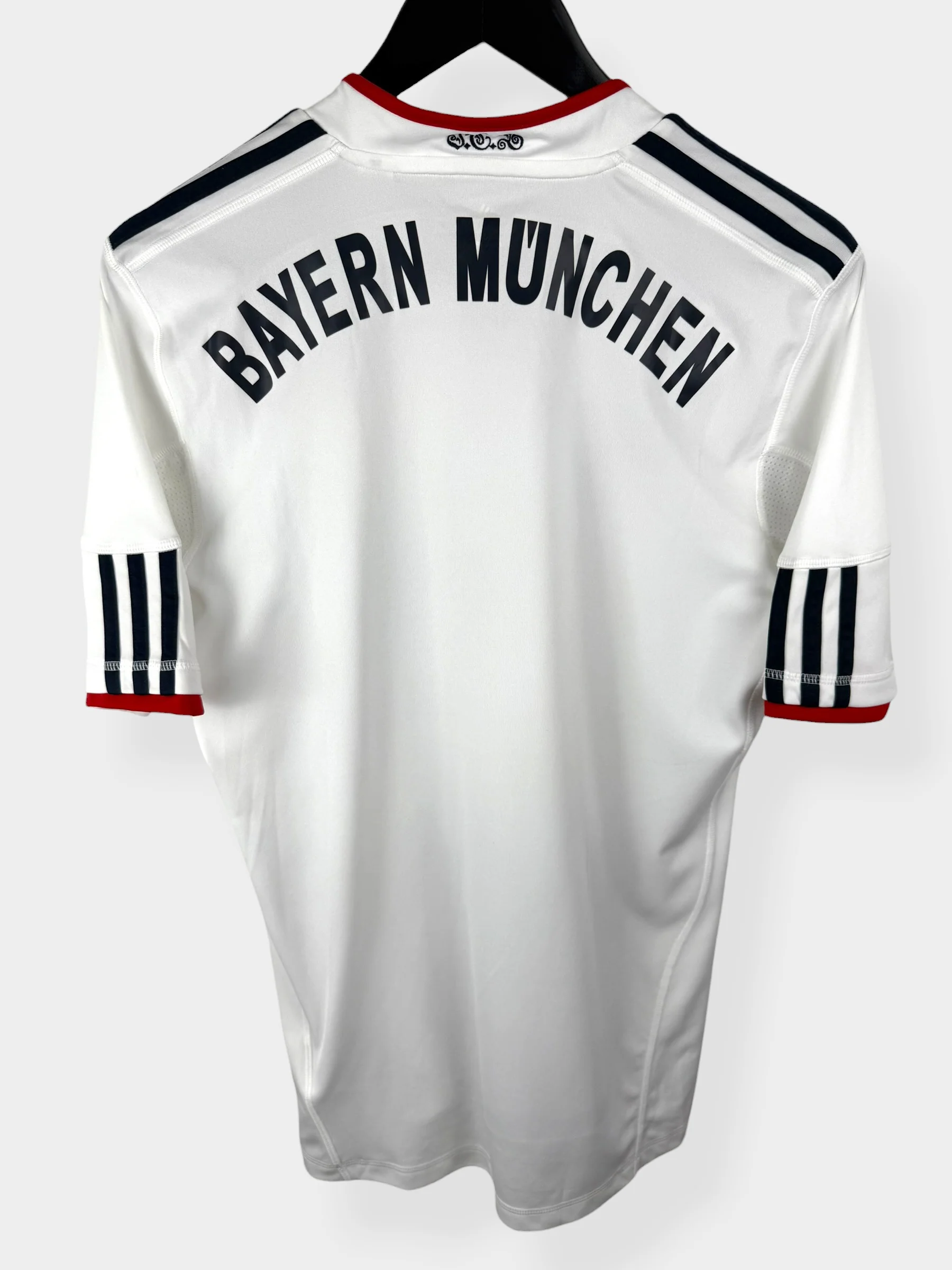 2010-11 BAYERN MUNICH AWAY SHIRT S - Image 2