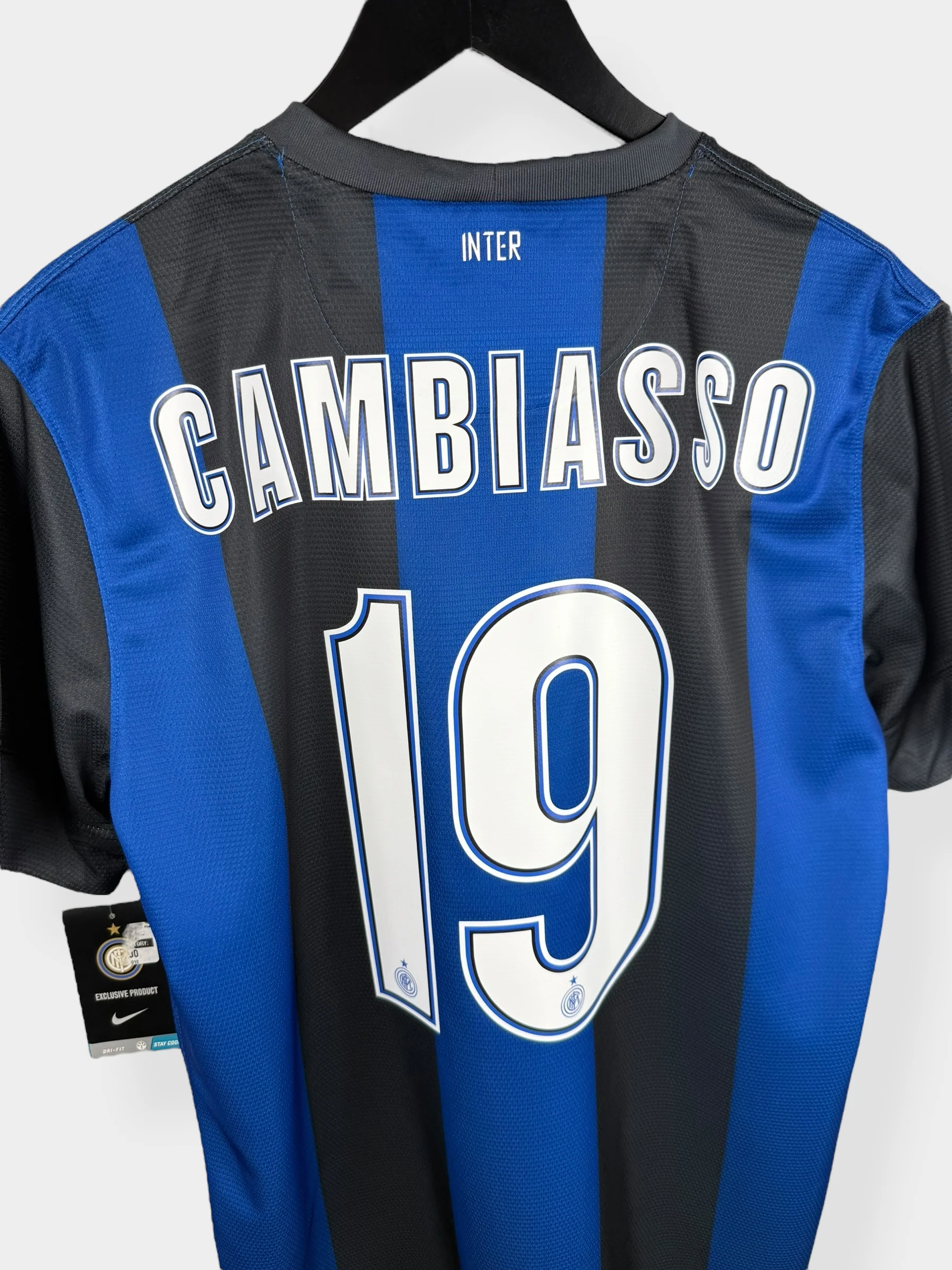 2012-13 INTER MILAN HOME SHIRT CAMBIASSO #19 M - Image 3