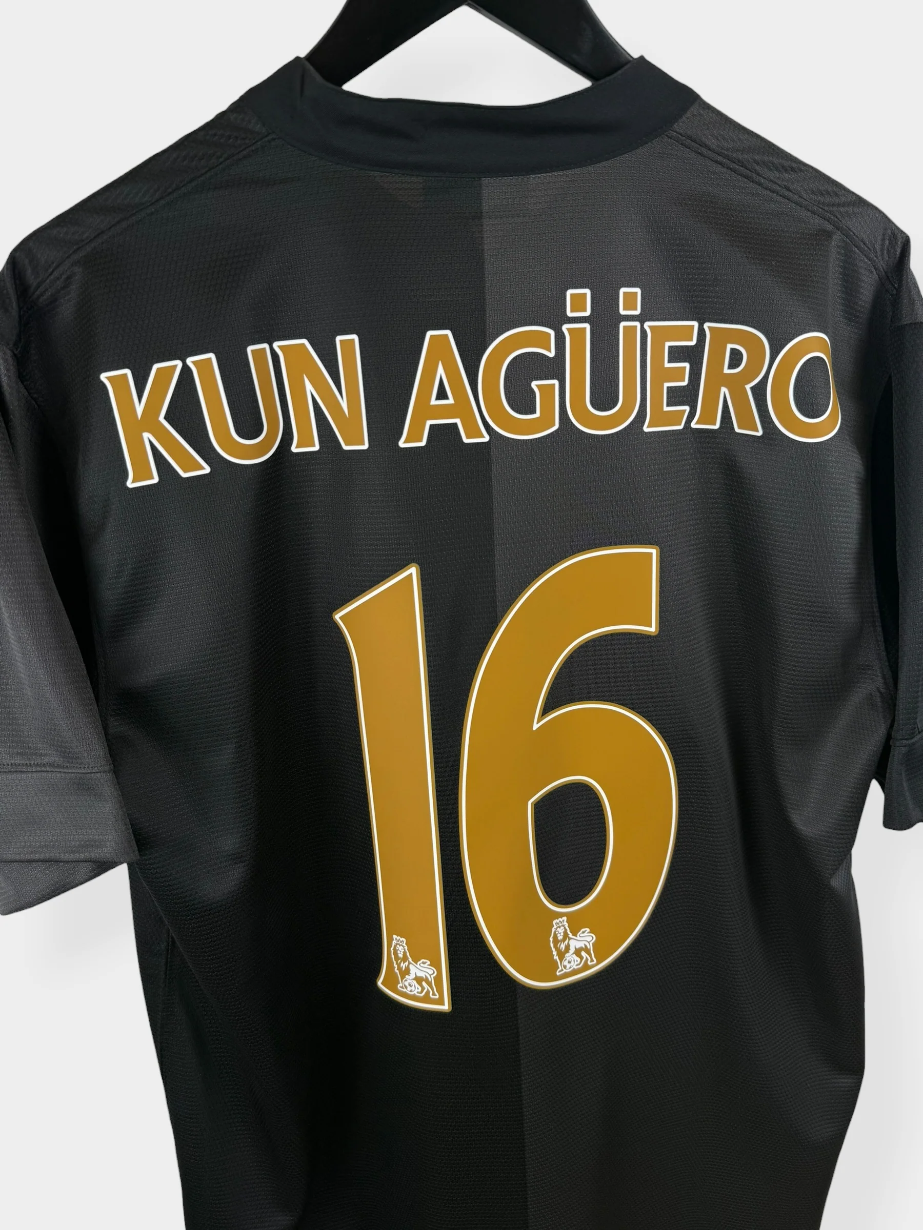 2013-14 MANCHESTER CITY AWAY SHIRT KUN AGUERO #16 L - Image 3